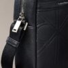 Schlanke Reportertasche mit durchgehendem geprägten Emblem-Logo Schlanke Reportertasche mit durchgehendem geprägten Emblem-Logo