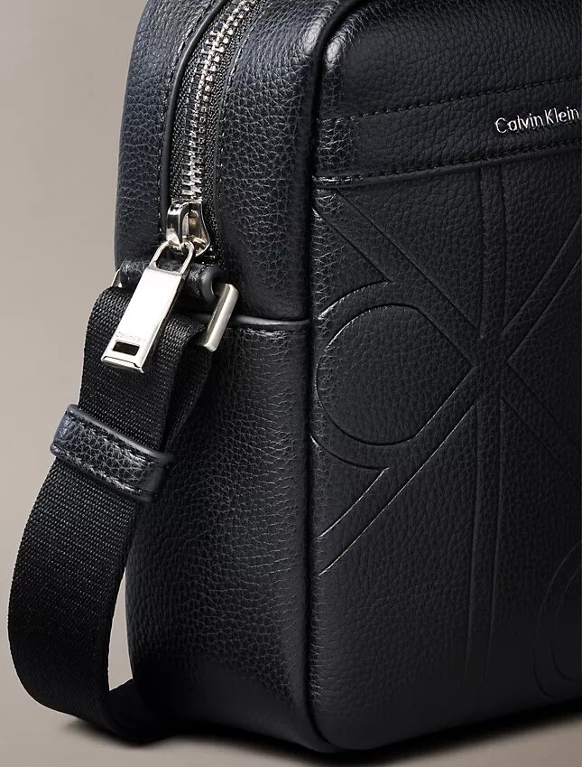 Schlanke Reportertasche mit durchgehendem geprägten Emblem-Logo Schlanke Reportertasche mit durchgehendem geprägten Emblem-Logo