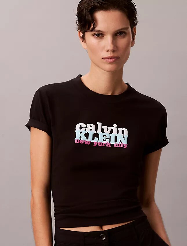 Schlankes T-Shirt mit kontrastierendem Logo-Aufdruck Schlankes T-Shirt mit kontrastierendem Logo-Aufdruck