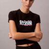 Schlankes T-Shirt mit kontrastierendem Logo-Aufdruck Schlankes T-Shirt mit kontrastierendem Logo-Aufdruck