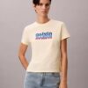 Schlankes T-Shirt mit kontrastierendem Logo-Aufdruck Schlankes T-Shirt mit kontrastierendem Logo-Aufdruck