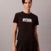 Schlankes T-Shirt mit kontrastierendem Logo-Aufdruck Schlankes T-Shirt mit kontrastierendem Logo-Aufdruck