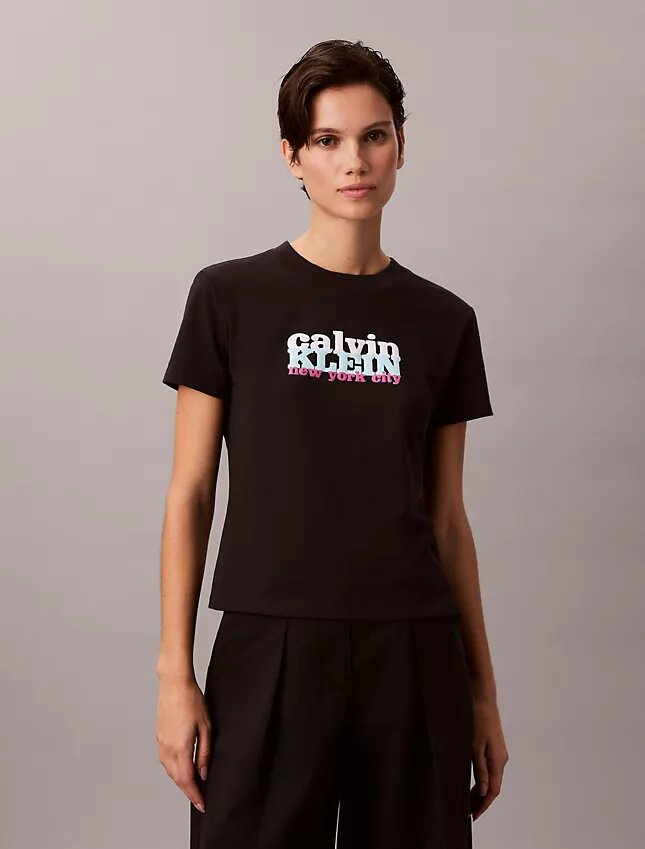 Schlankes T-Shirt mit kontrastierendem Logo-Aufdruck Schlankes T-Shirt mit kontrastierendem Logo-Aufdruck