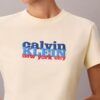 Schlankes T-Shirt mit kontrastierendem Logo-Aufdruck Schlankes T-Shirt mit kontrastierendem Logo-Aufdruck