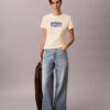 Schlankes T-Shirt mit kontrastierendem Logo-Aufdruck Schlankes T-Shirt mit kontrastierendem Logo-Aufdruck