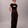Schlankes T-Shirt mit kontrastierendem Logo-Aufdruck Schlankes T-Shirt mit kontrastierendem Logo-Aufdruck