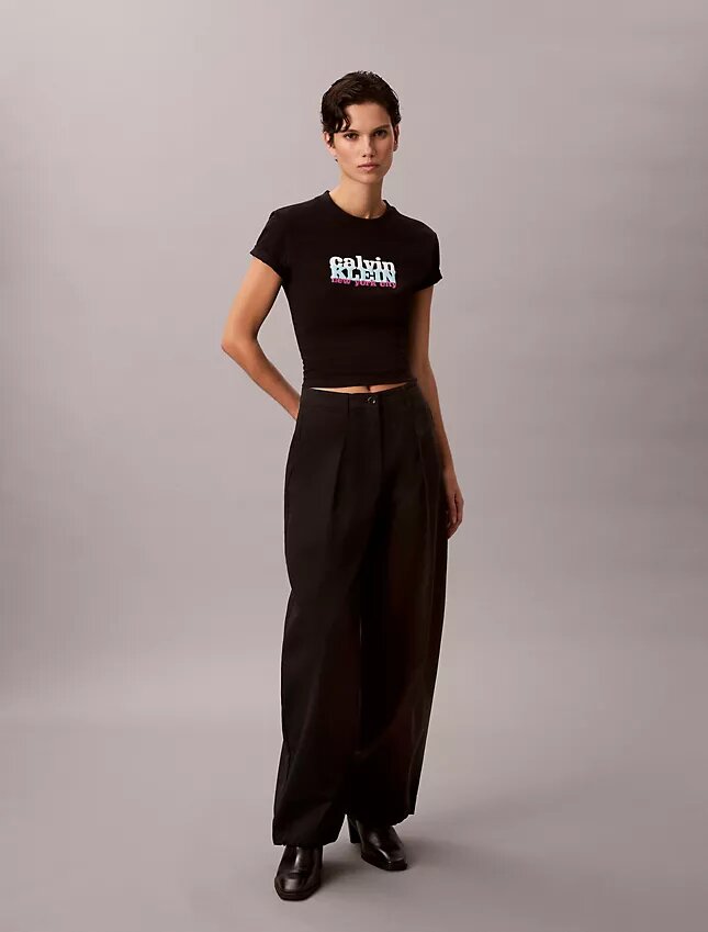 Schlankes T-Shirt mit kontrastierendem Logo-Aufdruck Schlankes T-Shirt mit kontrastierendem Logo-Aufdruck