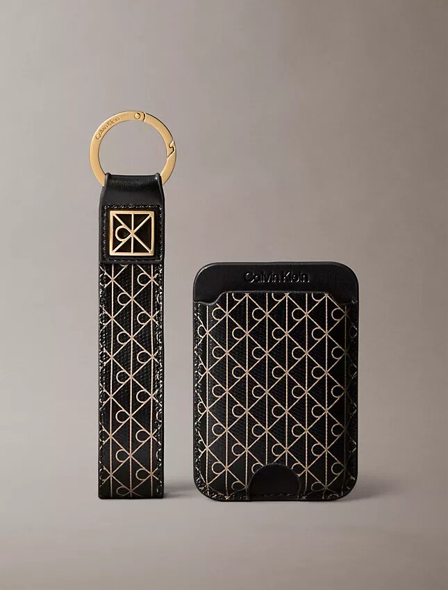 Schlüsselanhänger und Kartenetui mit durchgehendem Monogram Schlüsselanhänger und Kartenetui mit durchgehendem Monogram