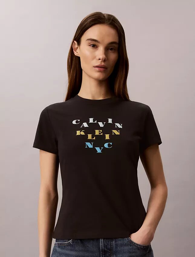 Schmal geschnittenes T-Shirt mit gestuftem Logo-Print Schmal geschnittenes T-Shirt mit gestuftem Logo-Print