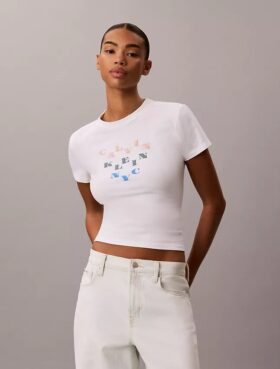 Schmal geschnittenes T-Shirt mit gestuftem Logo-Print