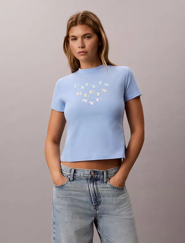 Schmal geschnittenes T-Shirt mit gestuftem Logo-Print Schmal geschnittenes T-Shirt mit gestuftem Logo-Print