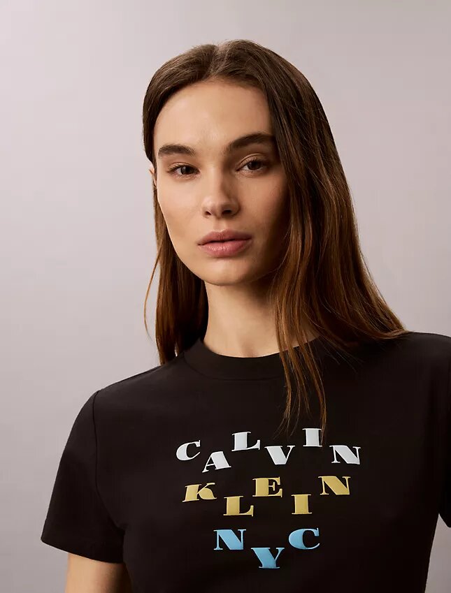 Schmal geschnittenes T-Shirt mit gestuftem Logo-Print Schmal geschnittenes T-Shirt mit gestuftem Logo-Print