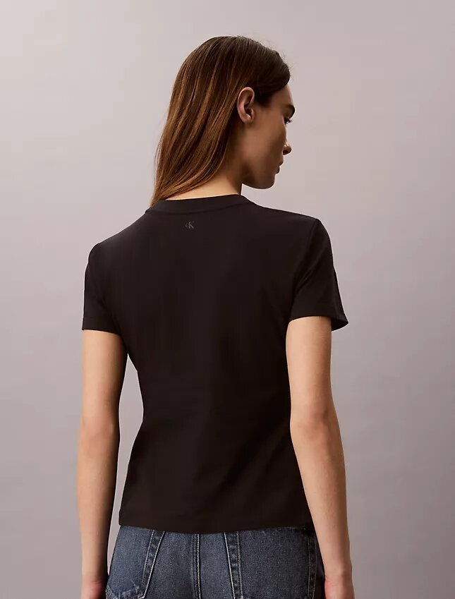 Schmal geschnittenes T-Shirt mit gestuftem Logo-Print Schmal geschnittenes T-Shirt mit gestuftem Logo-Print