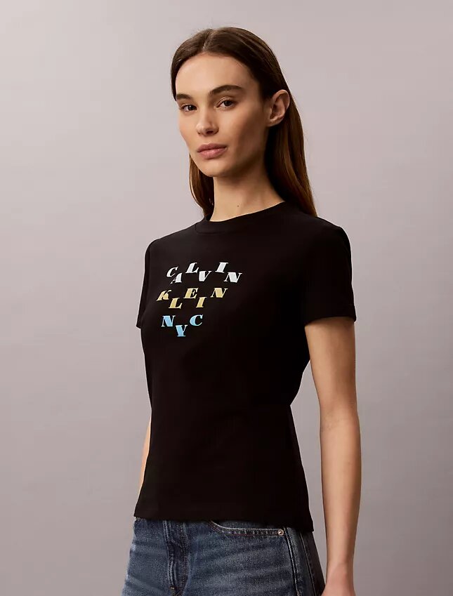 Schmal geschnittenes T-Shirt mit gestuftem Logo-Print Schmal geschnittenes T-Shirt mit gestuftem Logo-Print