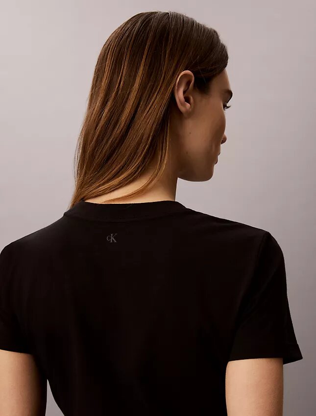 Schmal geschnittenes T-Shirt mit gestuftem Logo-Print Schmal geschnittenes T-Shirt mit gestuftem Logo-Print