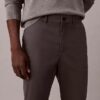 Schmale Chino-Hose aus Baumwollsatin