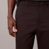 Schmale, konisch zulaufende Chino-Hose aus Baumwollsatin