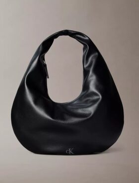 Schultertasche in Halbmondform mit Kieselstruktur
