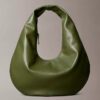 Schultertasche in Halbmondform mit Kieselstruktur