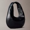 Schultertasche in Halbmondform mit Kieselstruktur Schultertasche in Halbmondform mit Kieselstruktur