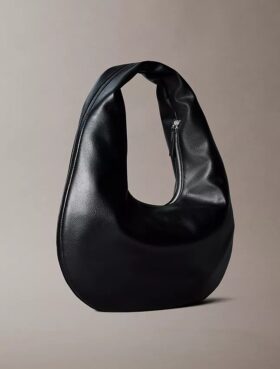 Schultertasche in Halbmondform mit Kieselstruktur