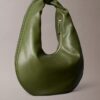 Schultertasche in Halbmondform mit Kieselstruktur