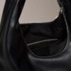 Schultertasche in Halbmondform mit Kieselstruktur Schultertasche in Halbmondform mit Kieselstruktur