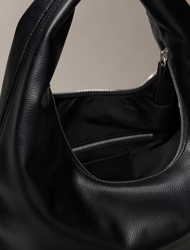 Schultertasche in Halbmondform mit Kieselstruktur Schultertasche in Halbmondform mit Kieselstruktur