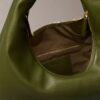 Schultertasche in Halbmondform mit Kieselstruktur