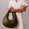 Schultertasche in Halbmondform mit Kieselstruktur