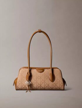 Schultertasche mit durchgehendem Jacquard-Emblem-Logo