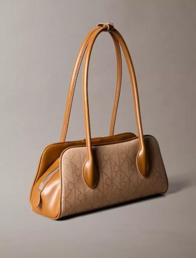 Schultertasche mit durchgehendem Jacquard-Emblem-Logo