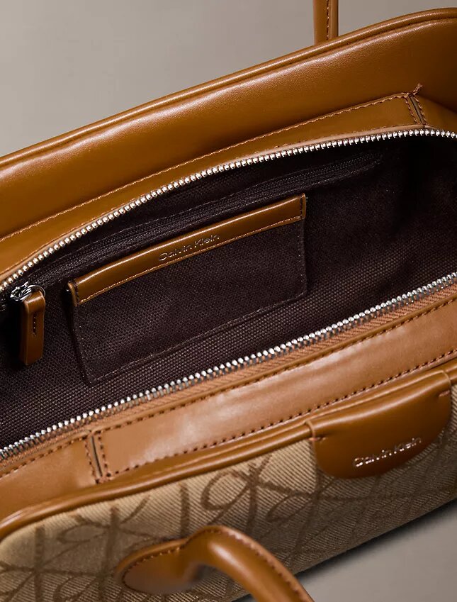 Schultertasche mit durchgehendem Jacquard-Emblem-Logo Schultertasche mit durchgehendem Jacquard-Emblem-Logo