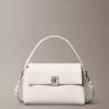 Schultertasche mit Emblem-Logo und Pebble-Muster
