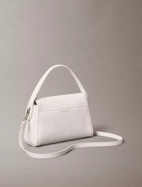 Schultertasche mit Emblem-Logo und Pebble-Muster