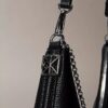 Schultertasche mit Emblem-Logo und Pebble-Muster