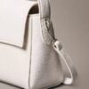 Schultertasche mit Emblem-Logo und Pebble-Muster