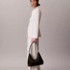 Schultertasche mit Emblem-Logo und Pebble-Muster