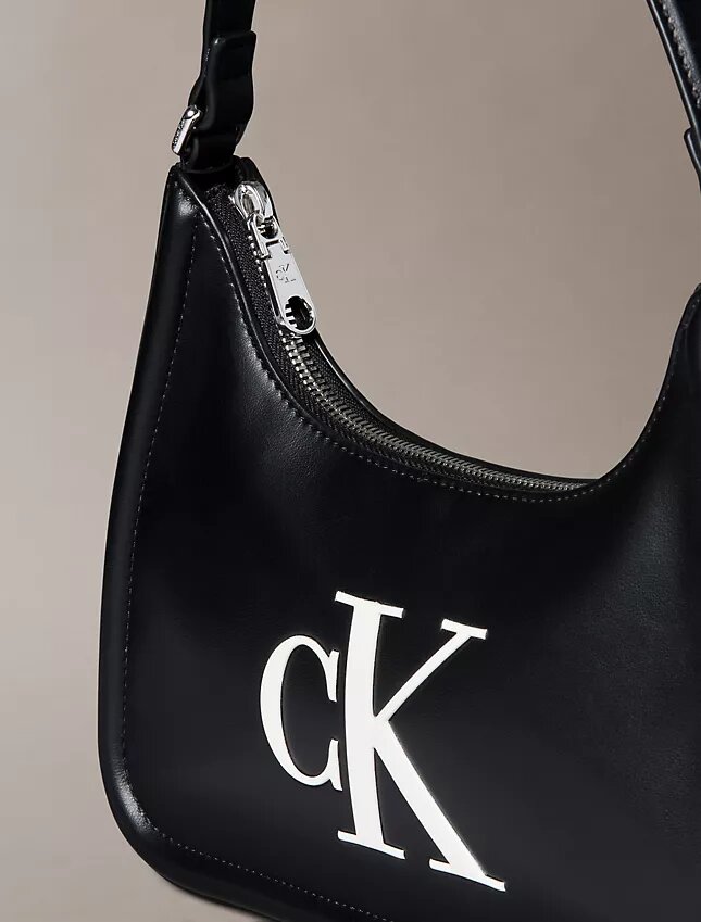 Schultertasche mit geprägtem Monogram Schultertasche mit geprägtem Monogram