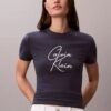 Slim-Fit-T-Shirt mit erhabener Schriftzug-Grafik Slim-Fit-T-Shirt mit erhabener Schriftzug-Grafik