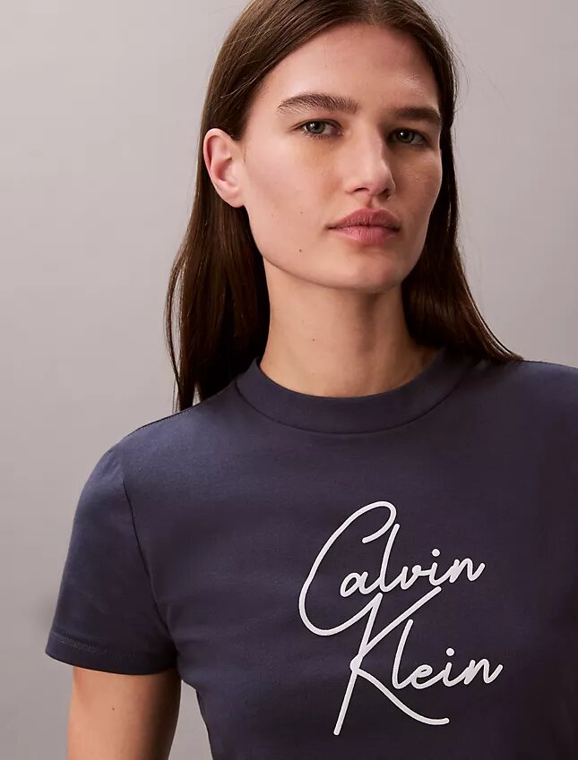Slim-Fit-T-Shirt mit erhabener Schriftzug-Grafik Slim-Fit-T-Shirt mit erhabener Schriftzug-Grafik