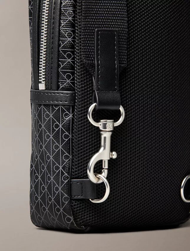 Sling-Tasche mit durchgehendem Emblem-Logo Sling-Tasche mit durchgehendem Emblem-Logo