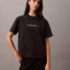 Standard-Logo-T-Shirt mit geradem Schnitt und Rundhalsausschnitt Standard-Logo-T-Shirt mit geradem Schnitt und Rundhalsausschnitt