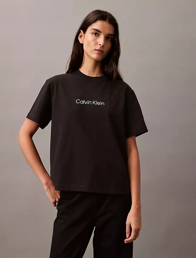 Standard-Logo-T-Shirt mit geradem Schnitt und Rundhalsausschnitt Standard-Logo-T-Shirt mit geradem Schnitt und Rundhalsausschnitt