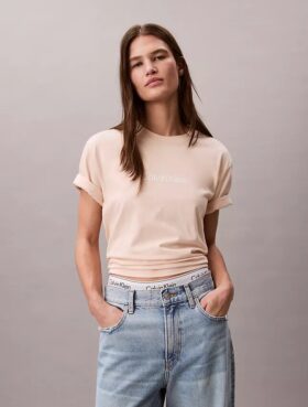 Standard-Logo-T-Shirt mit geradem Schnitt und Rundhalsausschnitt Standard-Logo-T-Shirt mit geradem Schnitt und Rundhalsausschnitt
