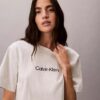 Standard-Logo-T-Shirt mit geradem Schnitt und Rundhalsausschnitt Standard-Logo-T-Shirt mit geradem Schnitt und Rundhalsausschnitt