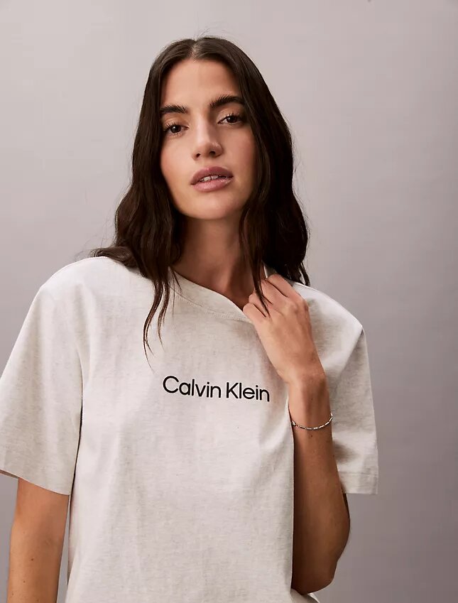 Standard-Logo-T-Shirt mit geradem Schnitt und Rundhalsausschnitt Standard-Logo-T-Shirt mit geradem Schnitt und Rundhalsausschnitt