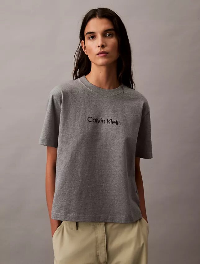 Standard-Logo-T-Shirt mit geradem Schnitt und Rundhalsausschnitt Standard-Logo-T-Shirt mit geradem Schnitt und Rundhalsausschnitt
