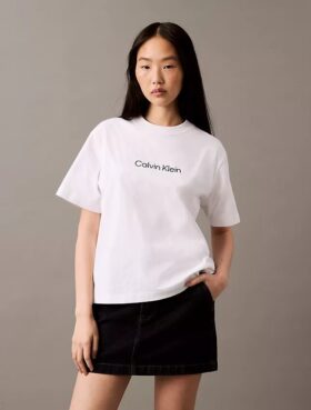 Standard-Logo-T-Shirt mit geradem Schnitt und Rundhalsausschnitt Standard-Logo-T-Shirt mit geradem Schnitt und Rundhalsausschnitt