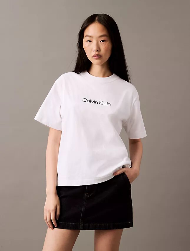 Standard-Logo-T-Shirt mit geradem Schnitt und Rundhalsausschnitt Standard-Logo-T-Shirt mit geradem Schnitt und Rundhalsausschnitt